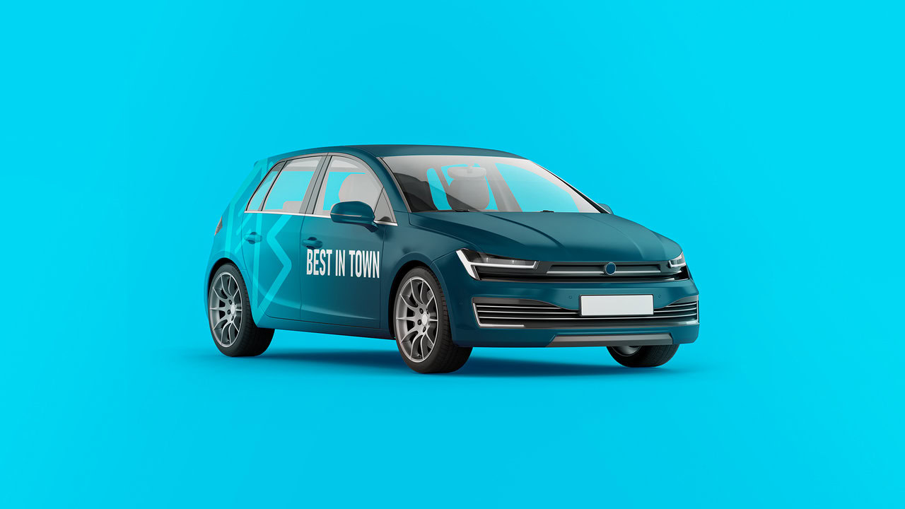 Nebly_BestInTown_RotuloAuto_5 Auto compacto azul turquesa con rotulo creativo y moderno para una inmobiliaria en la ciudad de puebla.