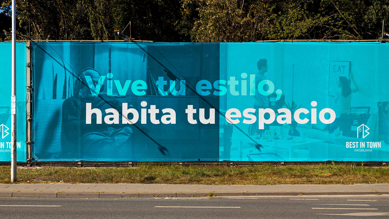 Nebly_BestInTown_VallaPublicitaria_4 Valla publicitario con fotografías de personas en distintos espacios de un hogar, tiene el texto vive tu estilo, habita tu espacio. Además incorpora el logotipo de la inmobiliaria Best in Town. Un diseño moderno con colores que reflejan energía y modernidad para una Inmobiliaria en Puebla.