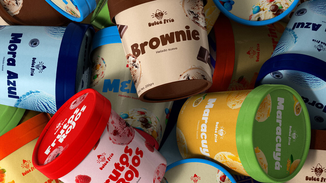 Nebly_DulceFrio_Helados_4 Varios envases de helado de la marca Dulce Frío, mostrando diferentes sabores como 'Mora Azul', 'Brownie' y 'Maracuyá'. El diseño de empaque es colorido y consistente con la identidad de la marca.
