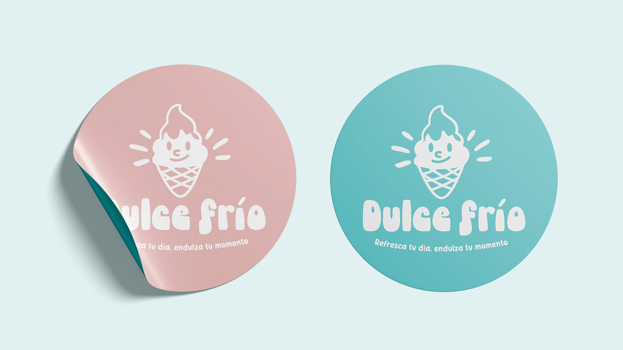 Nebly_DulceFrio_Stickers_3 Stickers circulares de Dulce Frío, con el logotipo y el eslogan de la marca. Diseño en dos colores: rosa y azul claro.
