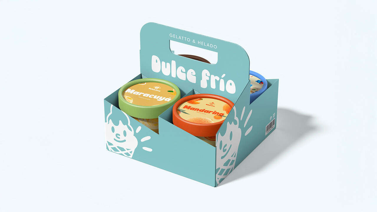 Nebly_Dulcefrio_Empaque_5 Empaque para llevar cuatro envases pequeños de helado de Dulce Frío. El diseño de empaque incluye el logotipo, ilustraciones y colores de la marca (azul, verde, naranja).