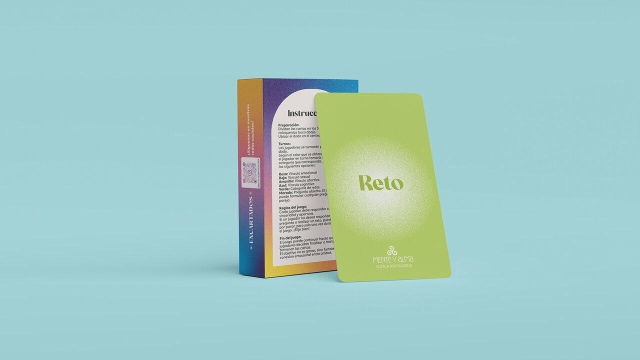 Nebly_Encartados_Empaque_parte_trasera Carta de reto del juego de cartas 'Encartados'. Diseño de fondo verde con texto blanco y gráficos minimalistas.
