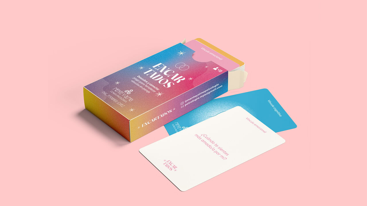 Nebly_Encartados_empaque_frente _acostado Empaque del juego de cartas 'Encartados', mostrando su desarrollo de identidad visual. Vista frontal de la caja y tres cartas: rosa, azul y blanca con texto.