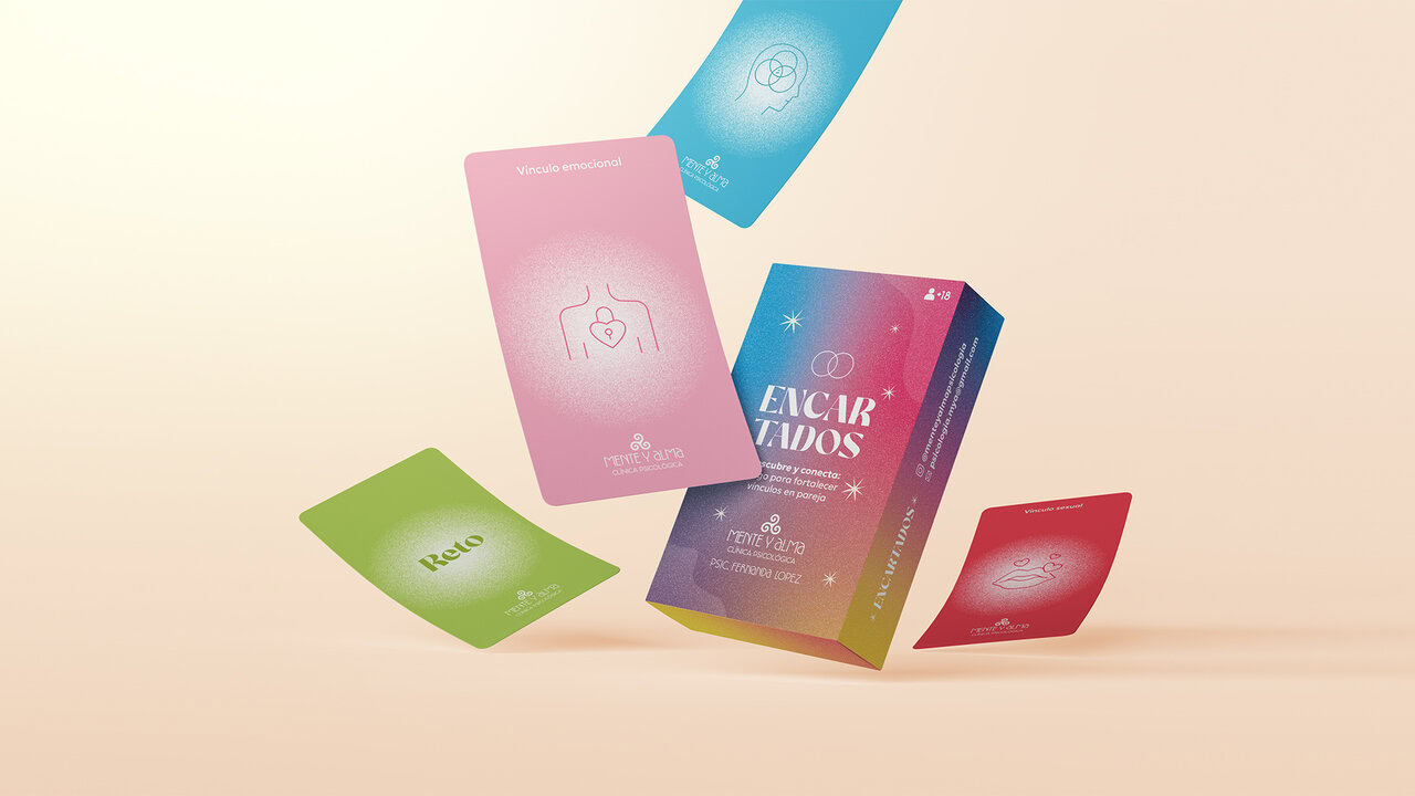 Nebly_Encartados_empaque_frente Cartas del juego de cartas 'Encartados' desplegadas, mostrando diferentes colores (rosa, azul, verde, rojo) y gráficos minimalistas. El diseño de cartas incluye la caja del juego, parte del branding general.