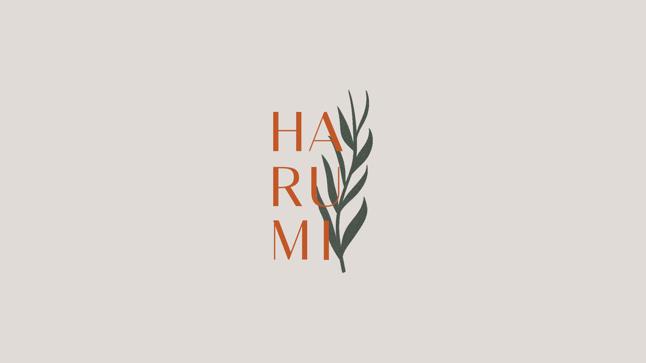 Nebly_Harumi_Logo_1920x1080 Logotipo de Harumi, marca de productos de belleza naturales. Diseño con tipografía sans-serif y una ilustración de hojas verdes. Identidad elegante para marca de belleza natural: paleta nude, esencia ecológica y libre de crueldad.