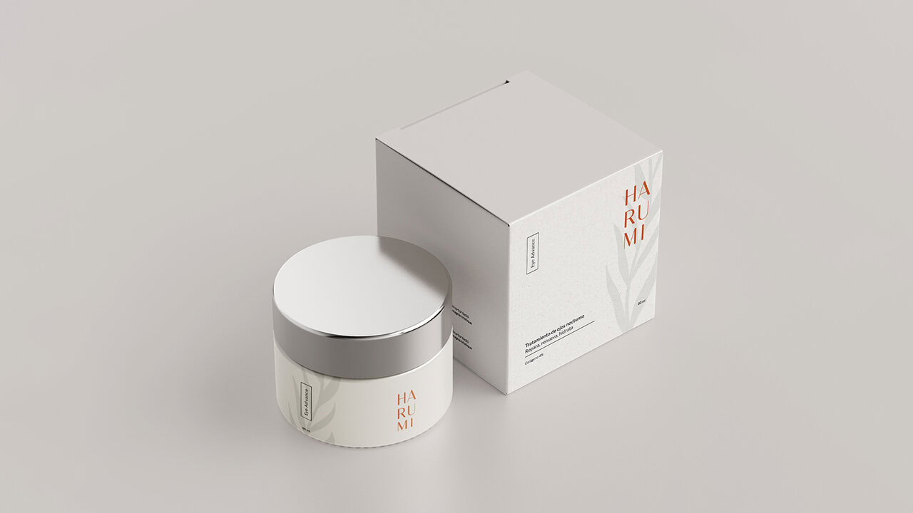 Nebly_Harumi_Packcaging_1920x1080 Envase cilíndrico y caja cuadrada de un producto Harumi. El diseño de empaque es minimalista, en blanco y gris, con el logotipo y texto descriptivo.