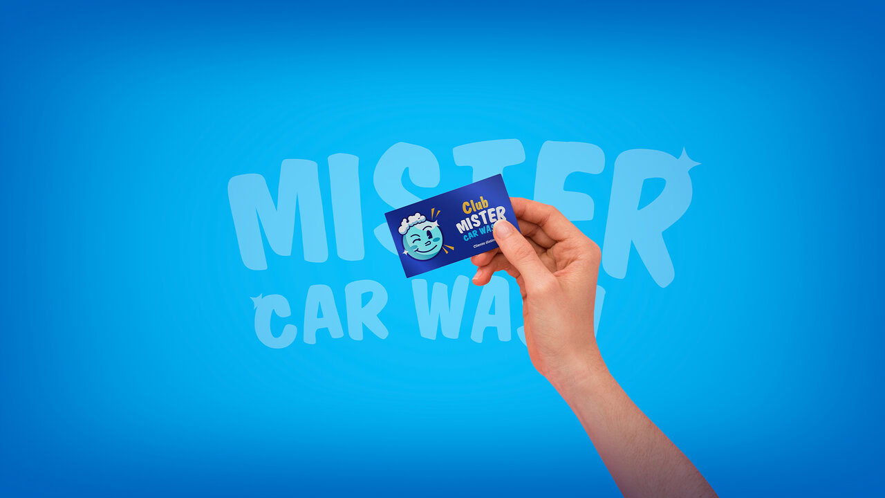 Nebly-Mister-Carwash-tarjeta-lealtad Mano sosteniendo una tarjeta de lealtad del autolavado, fondo azul con las palabras mister car wash en azul mas claro.