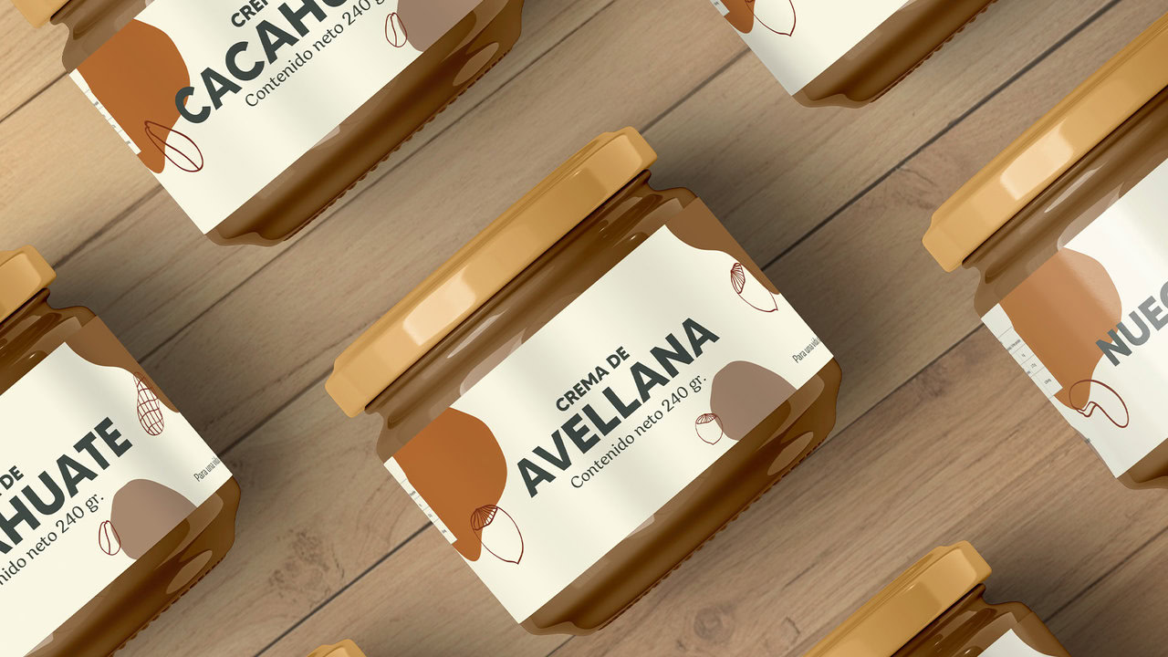Nebly-Nekutli-Frascos Varios frascos de cremas de untar de la marca Nekutli, mostrando diferentes sabores como 'Avellana', 'Cacahuate' y 'Nuez'. Diseño de etiquetas con ilustraciones y colores tierra. Packaging para productos artesanales con un diseño cálido y colores naturales para una empresa de alimentos artesanales en xalapa, Veracruz.